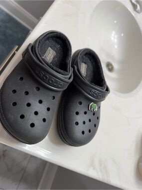 CROCS Kids Black Fuzzy-Lined Clogs